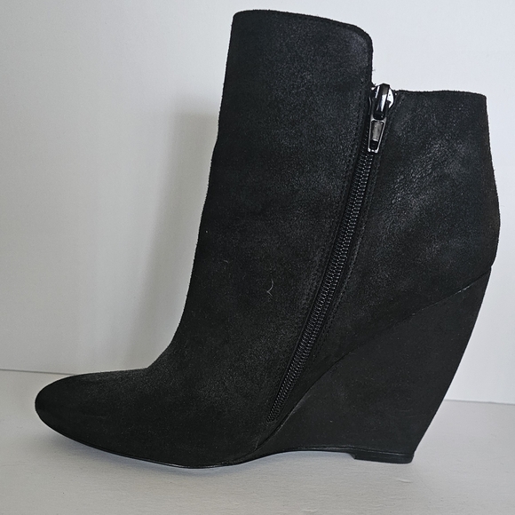 Charles David Genuine Suede Wedge Booties With Fringe On The Outer Side. Black. - Picture 2 of 9